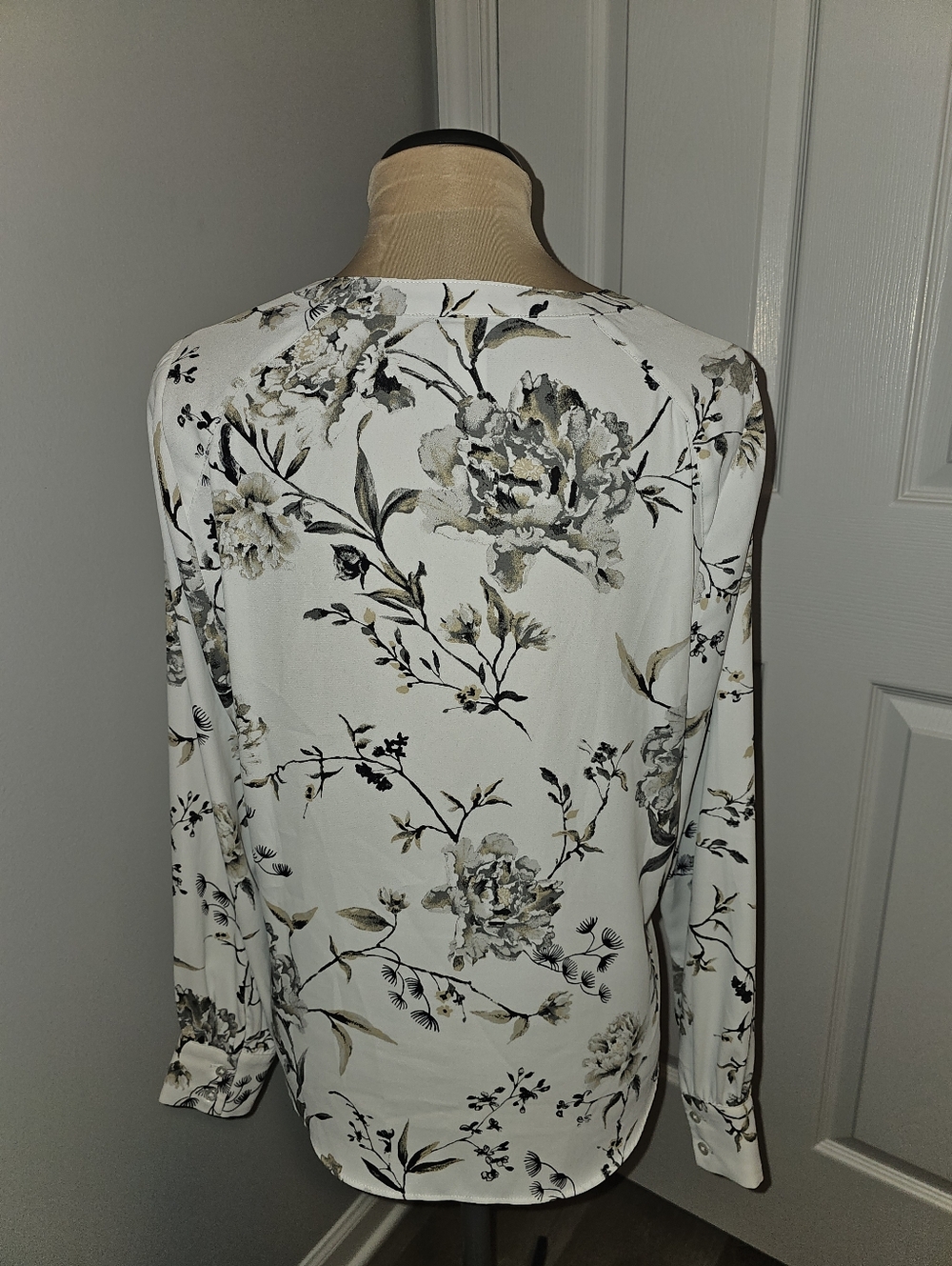White House Black Market White Floral Button-Down Blouse Like New Sz S - Picture 2 of 3